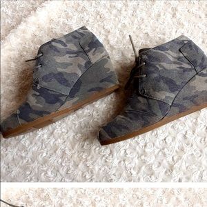 Toms 9 heeled canvas combat heel booties wedge